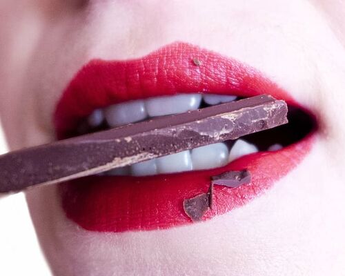 woman-mouth-teeth-sweets