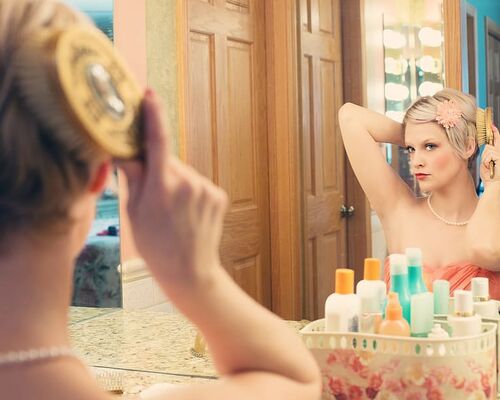 pretty-woman-makeup-mirror-glamour