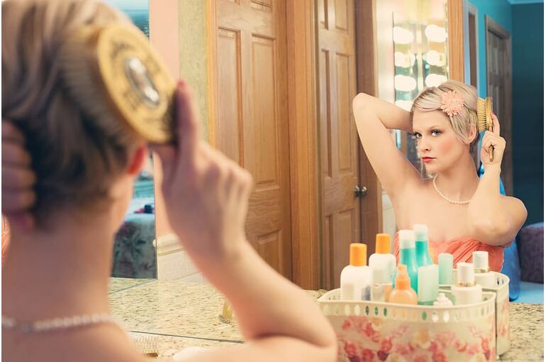 pretty-woman-makeup-mirror-glamour